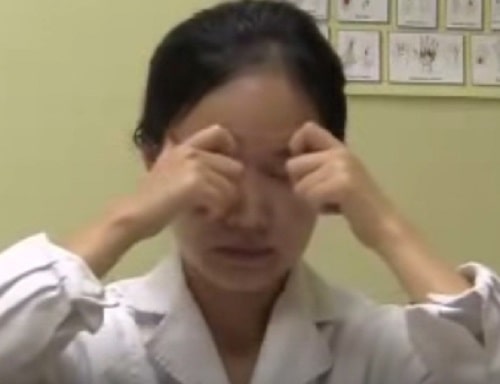 3 bài tập matxa đơn giản giúp mắt hết nhức mỏi ngay lập tức. Nguồn dkn.tv