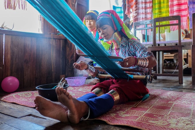 Chuyện lạ về những người phụ nữ “làng cổ dài” ở Myanmar