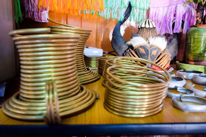 Chuyện lạ về những người phụ nữ “làng cổ dài” ở Myanmar