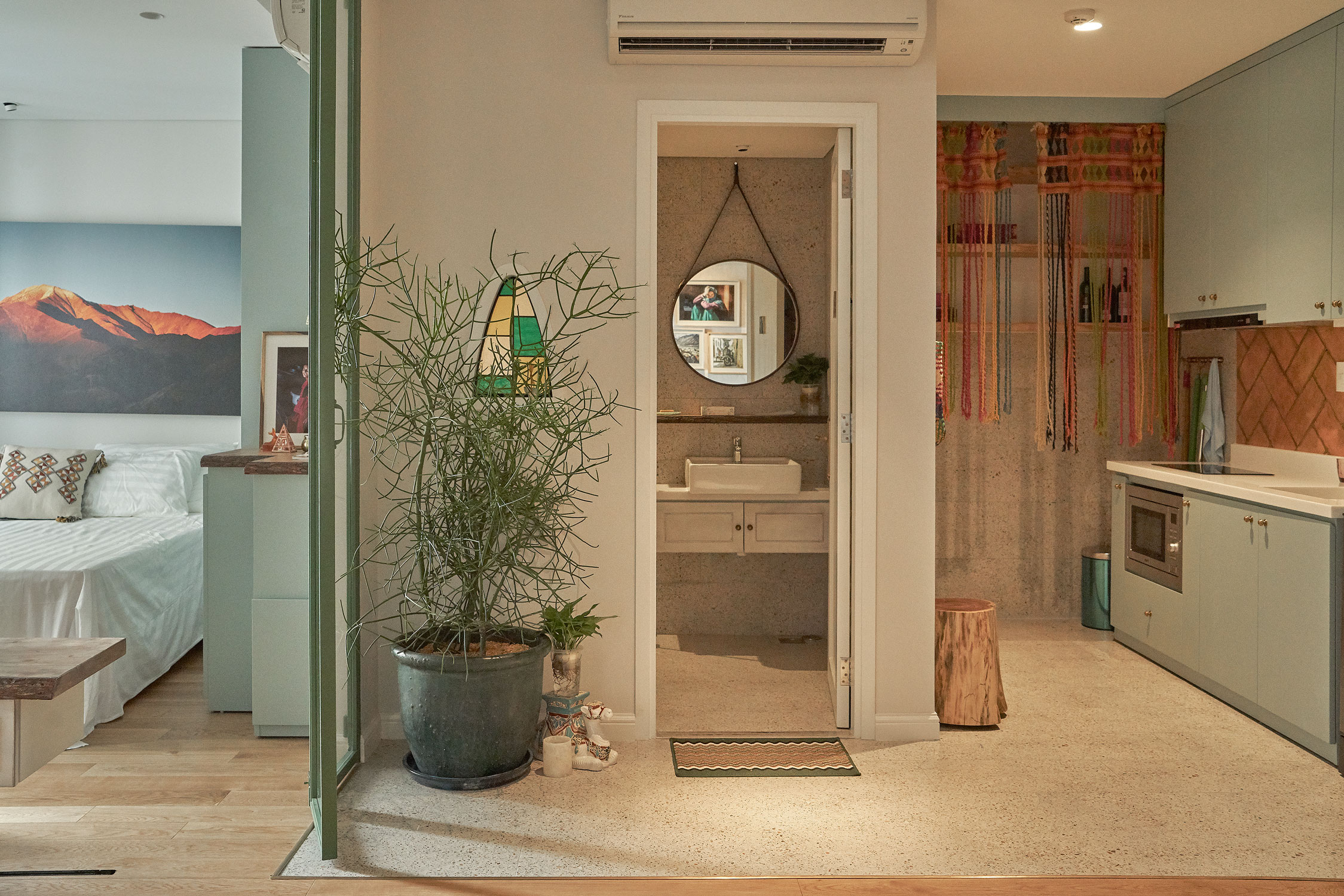 Gợi nhớ về câu chuyện trên dãy Himalaya tuyết phủ từ căn hộ 46m vuông