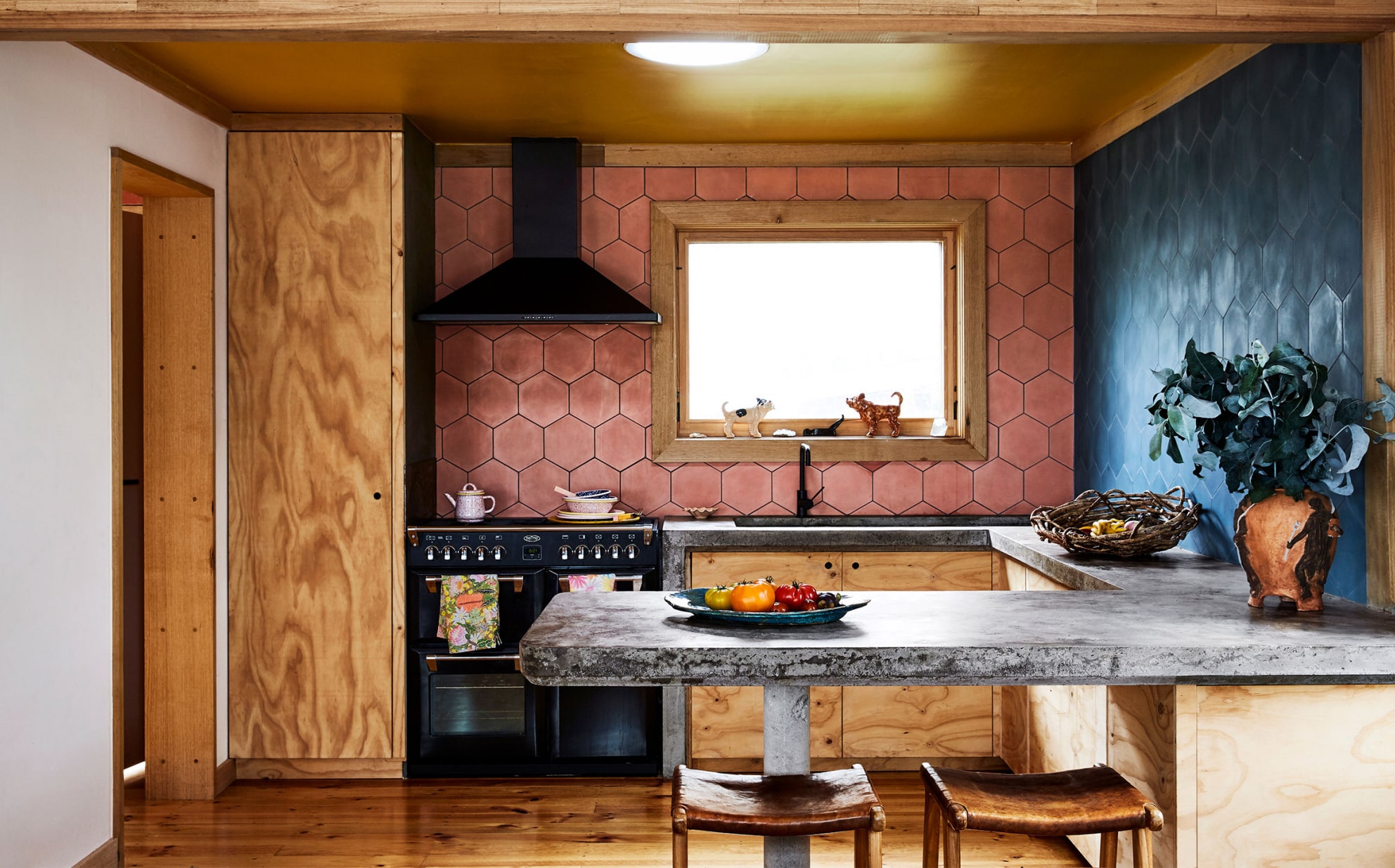 Không gian nhà gỗ cùng cuộc sống gia đình bình dị mà ấm áp