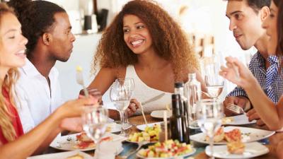 3 câu đừng nên nói trong bữa ăn nếu không muốn bị đánh giá thấp
