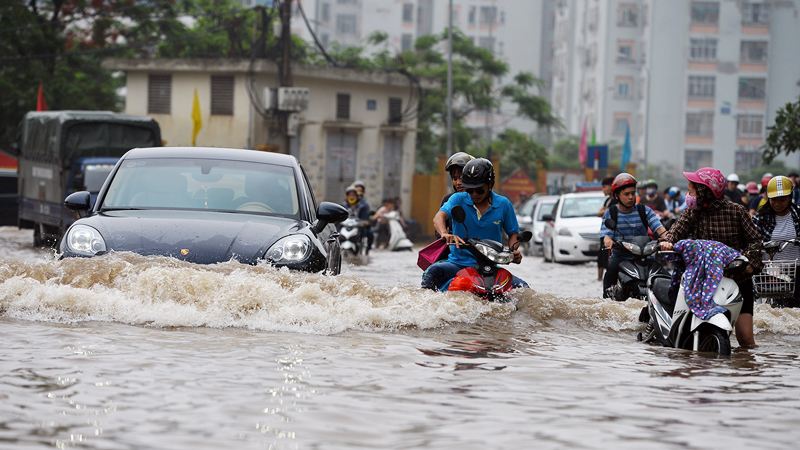 Những kinh nghiệm hay giúp bạn lái xe an toàn khi gặp đường ngập lụt